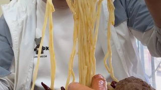 #这面条子不吃还不行必须得吃 #就问你们馋不馋就完了 #看他吃饭超下饭 到石家庄一天3顿板面也是可以