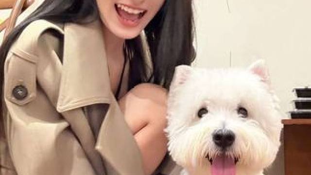 秋冬的幸福感是小狗和阿玛尼绝美丝光肌给的
#阿玛尼裸棕鳄纹限定气垫 #阿玛尼高定红气垫