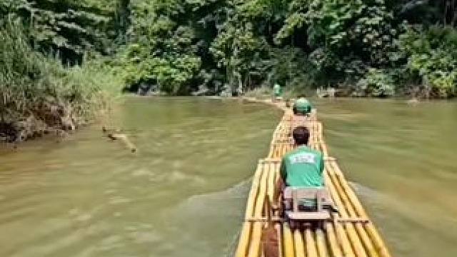 舟行碧波上，人在画中游。#竹筏漂流 #美在山水间 #旅行推荐官
