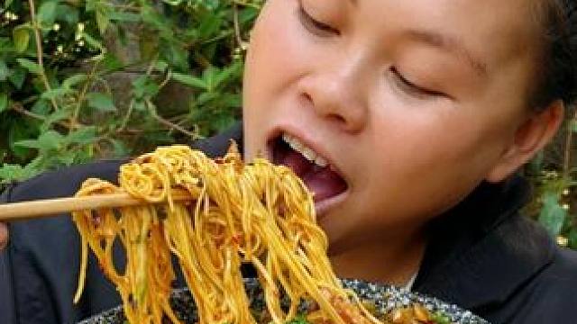 今天简单做一大碗香辣肉丝盖面 #美食 #拌面 #美食分享 #记录生活