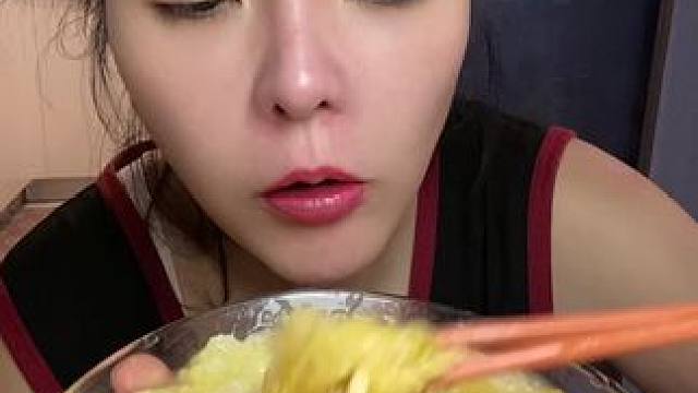 #哪些美食可以拯救没有食欲的日子 #谁懂这个视频对吃货的杀伤力 #此刻一位东北公主正在优雅的品尝东北
