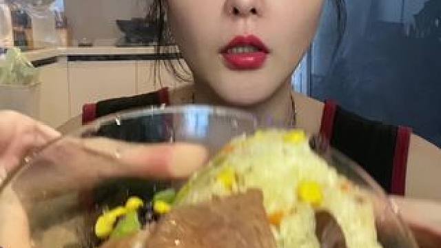 #哪些美食可以拯救没有食欲的日子 #此刻一位东北公主正在优雅的品尝东北甜点 #谁懂这个视频对吃货的杀