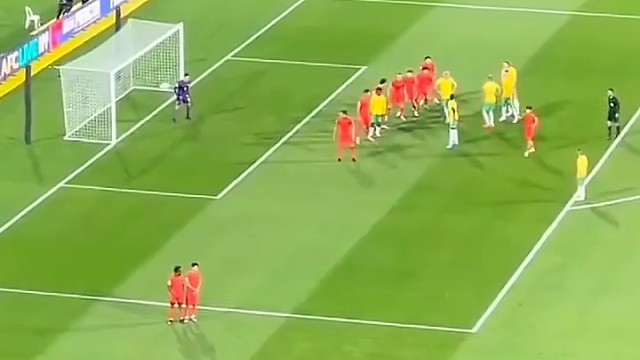 哇，禁区里跳起来跟澳大利亚争顶的人都没有诶