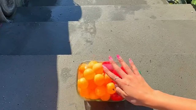 楼梯滚瓶子爆破解压时刻