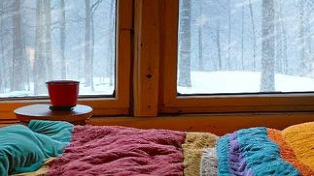 森林小屋里炉火温暖，窗外风雪交加，在这样舒适的环境安心入睡吧 #白噪音 #助眠视频 #助眠解压 #睡