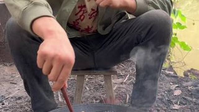 #我的乡村生活 #农村美食#晒美食是对平凡生活的热爱 五花肉炒豇豆吃起来太过瘾了