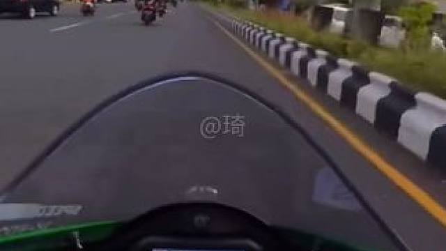 “周围全是路，我站在原地，不知道往哪走”#机车小琦