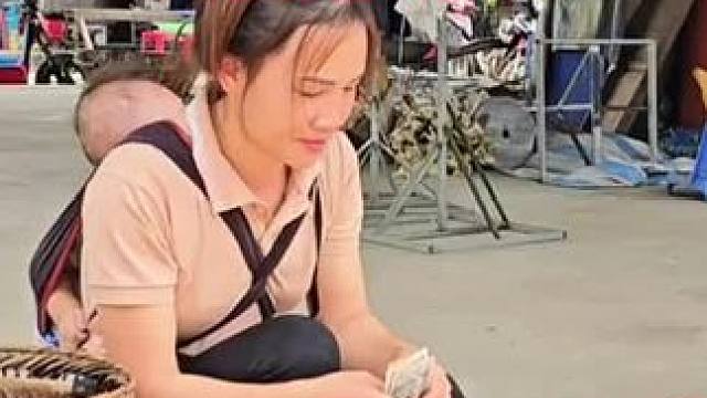 天大的好消息，阿萍摘野菜换了不少钞票#国外生活 #野外生存