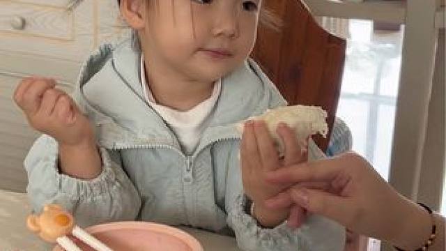 2岁宝宝脑袋转的太快了，吃个饭把妈妈豁的团团转，套路太深了！#人小鬼大的小丫头 #人类幼崽