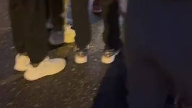 下班还签名了铿仔和阿昶
铿儿：来不及了，赶班车！谁的笔呀但是合照时候又一秒耶
昶儿：能看的见吗
宝宝