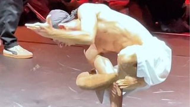 控制力也太强了吧，力量拉满啊。神仙打架太精彩了#街舞 #3500学的街舞 #是时候展现真正的技术了 