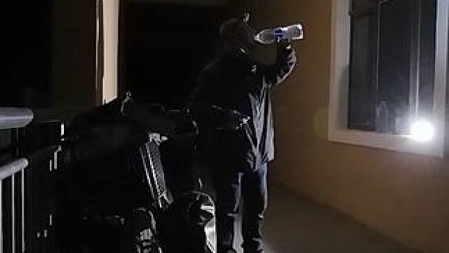 骑行新疆，戈壁滩野生动物出没，走夜路160公里到服务区好吓人 #骑行日记 #骑行vlog #无人区 