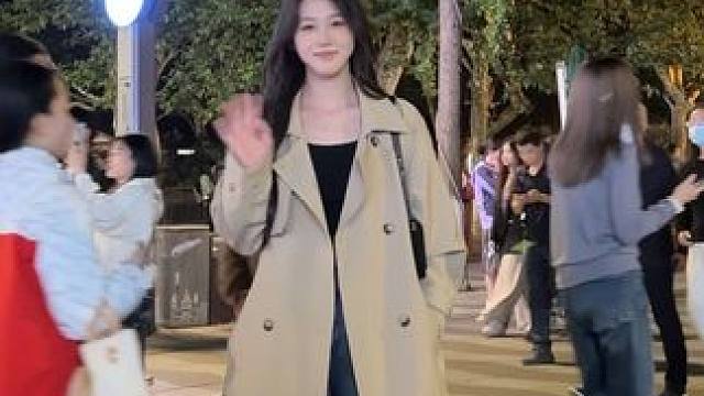 170/115在人群中是什么样子！ #穿搭回归现实生活 #风衣穿搭 #今天穿什么 #搭配分享 #梨形