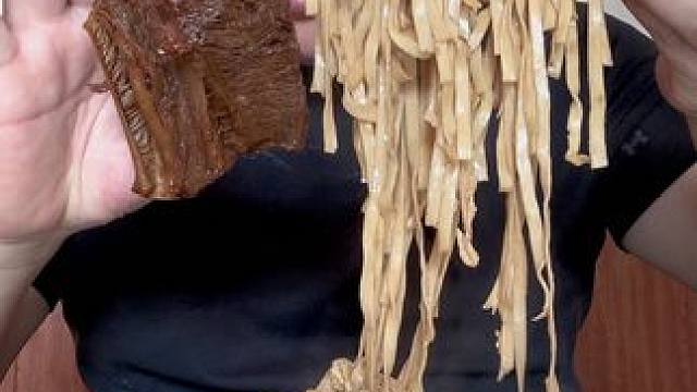 #这面条子不吃还不行必须得吃 #谁懂这个视频对吃货的杀伤力 #就问你们馋不馋就完了 20年了，三鲜炒