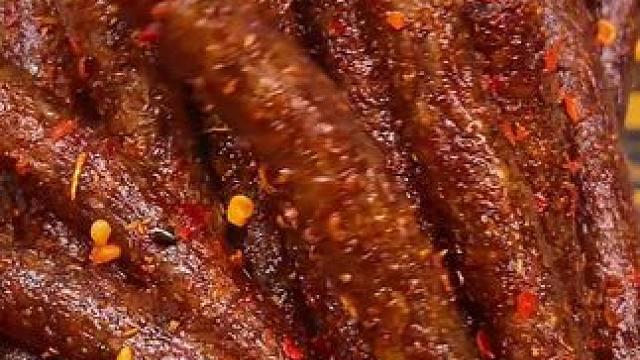 这个湖南的黑金辣条真的太好吃了，整整4种款式，吃起来麻麻辣辣的，纯辣不带一点甜味！#好吃到停不下来 