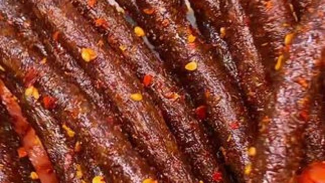 这个湖南的黑金辣条是真的好吃，吃起来麻麻辣辣的嚼劲十足，太上头啦#好吃到停不下来 #辣条 #无辣不欢