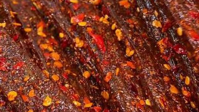 一口下去麻麻辣辣的满嘴爆汁，嚼劲十足，是真的过瘾#辣条 #好吃到停不下来 #妈呀太香了