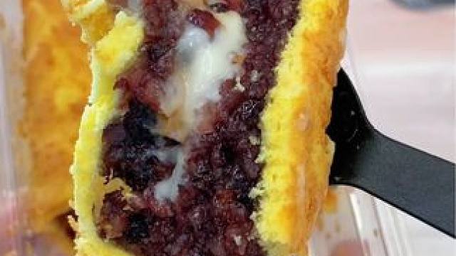 这个紫米奶酪虎皮卷真的太太太好吃啦，而且现在两个真的好划算#紫米面包 #超便宜超划算 #谁不爱这一口