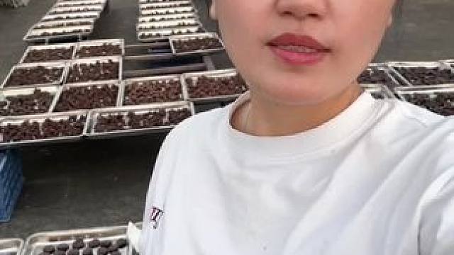 每天晒酱，日子久了，酱仿佛有了灵魂，它懂我的辛苦，我知它的美味，它虽不言语，却用它的酱香回应我，这些