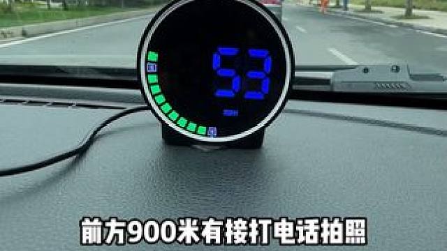 车都买了，不会连这个都还不知道吧！不需要流量，不需要卡，插USB供电即可使用，车速，语音播报，真的太