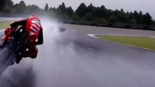 #motogp #压弯 #大神控车 #封闭场地请勿模仿 #危险动作请勿模仿