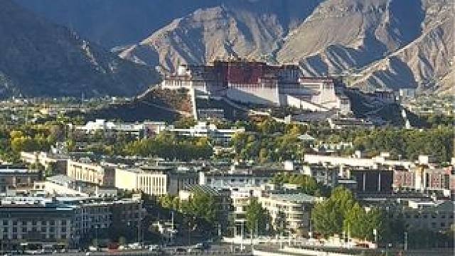 站在布达拉宫对面，无需多言，美已尽收眼底#这是我看到的西藏 #每一帧都是热爱 #雪域古城圣地拉萨