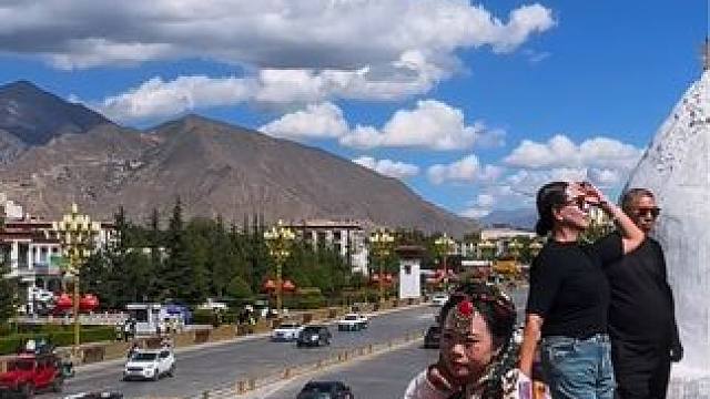 漫步在布达拉宫广场，寻找的不仅仅是风景，还有对雪域高原的热爱与挚着 #每一帧都是热爱 #雪域古城圣地