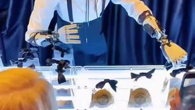 #特斯拉人形机器人现场调酒 
今日上午，特斯拉盛大召开以WE, ROBOT为主题的发布会，特斯拉Op