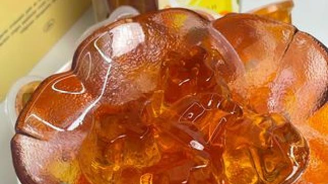 真是第一次见！秋梨和枇杷做成果冻的，秋冬这么干燥的天气，每天给孩子来两颗真是太棒了！