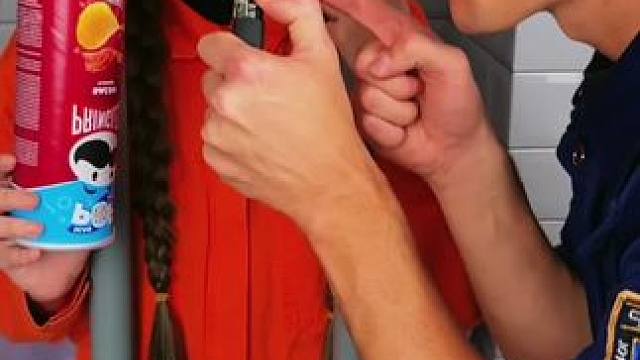 用打火机开薯片盒，这方法简直太厉害了！ #搞笑视频 #搞笑配音 #看一遍笑一遍 #意想不到的结局 #