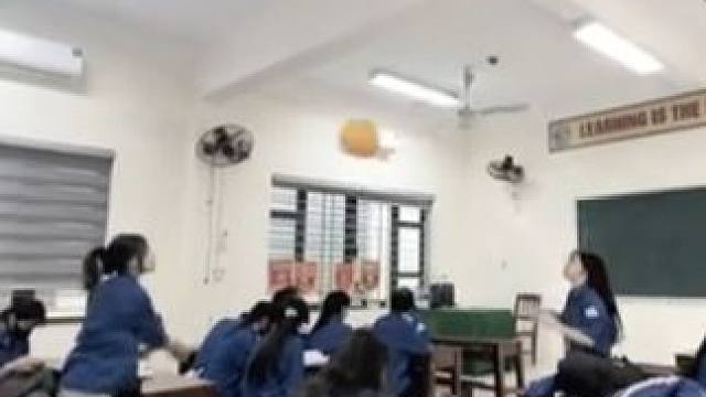 在教室里玩 #排球 #用排球表达心情 #校园生活