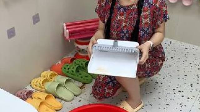 #可伸缩拖鞋架 ，凉鞋拖鞋用它收纳不占空间，还是个#可伸缩毛巾架 ，卫生间干净整洁多了#免打孔 #实