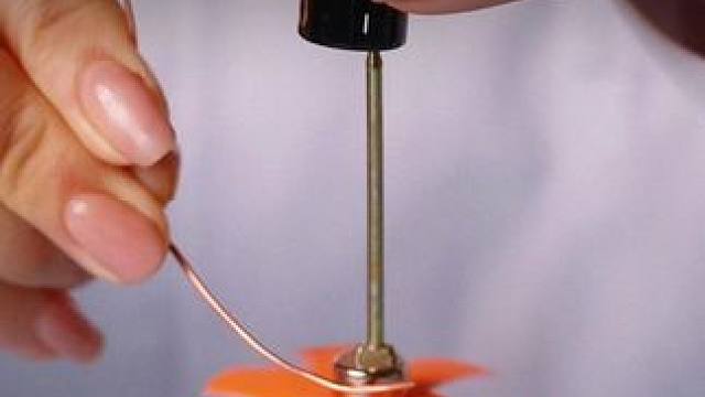 让孩子玩虚拟的手机游戏，不如让他们做真实的科学小实验。不仅在生活中学习物理化知识，还能在动手动脑中提