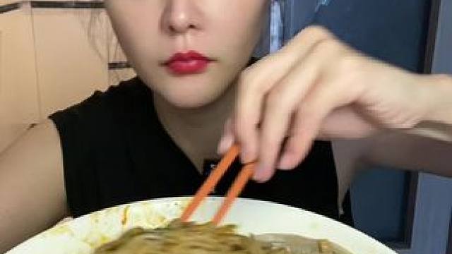 #哪些美食可以拯救没有食欲的日子 #此刻一位东北公主正在优雅的品尝东北甜点 #多吃一口长肉少吃一口又