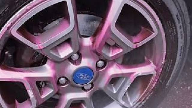 刹车产生的铁粉会吸附在轮毂上，要及时清理，不然会氧化轮毂 #汽车好物 #清洗轮毂