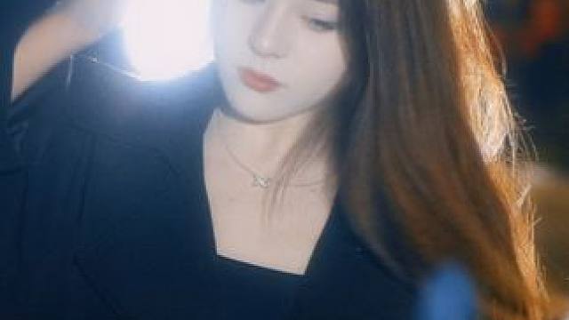 风衣就是秋天的入场券 #御姐 #夜景人像 #氛围感 #摄影约拍