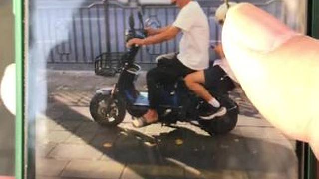 但愿每一个人都像星星一样安详而从容地，不断沿着既定的目标走完自己的路程。 
#随拍记录生活 #街头摄