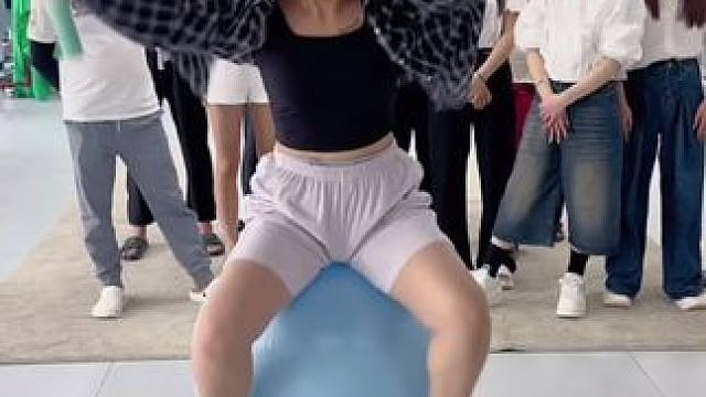 夹球跳绳 #办公室游戏 #搞笑视频 #专治不开心 #跳绳挑战