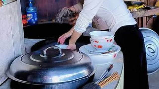 生活就该平平淡淡，在农村里日出而作日落而息，不求大富大贵，只要一家人在一起，健康的活着，开心的笑着，