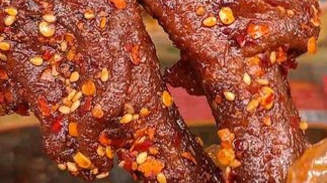 哇！这个湖南的的鸭小腿也太好吃了，一口下去满满都是肉，嚼劲十足，爆辣过瘾！#好吃到停不下来 #妈呀太