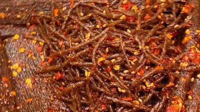 一口下去麻麻辣辣的满嘴爆汁，嚼劲十足，是真的过瘾#好吃到停不下来 #辣条 #解馋