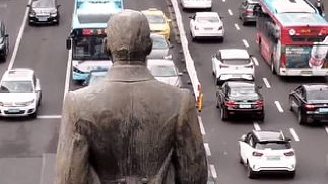 “一座南京城，半部民国史”国父站立的地方便是市中心。#南京 #孙中山铜像 #孙中山 #旅行推荐官
