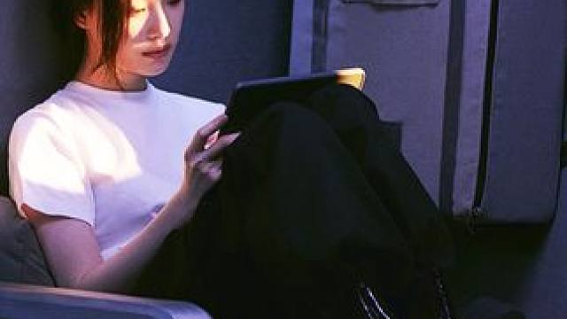 在奔涌向前的时间里，爱是一株不凋零的玫瑰 #兰蔻超修小黑瓶