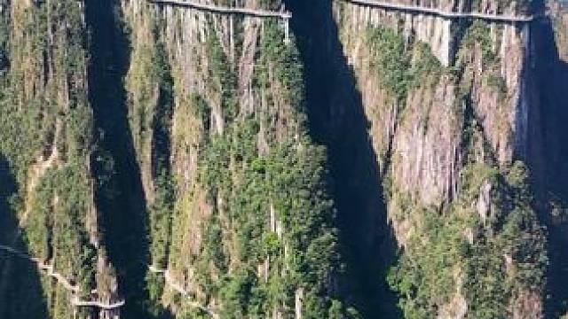 无人机拍摄莽山大峡谷的刀片山，终于理解了课本中的“横看成岭侧成峰”#航拍莽山 #一座不用爬的山 #莽