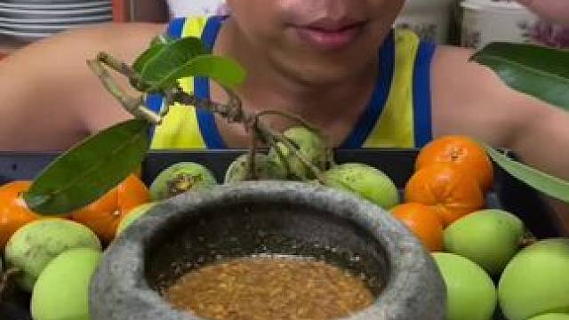 吃生芒果 #生芒果 #生芒果吃法 #生芒果蘸辣椒盐 #东南亚美食 #芒果辣椒吃法