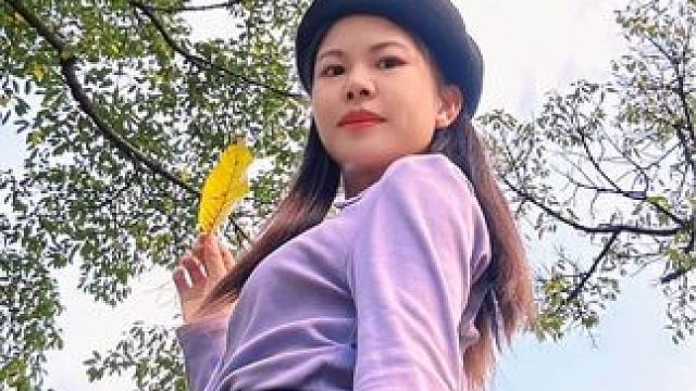 秋天的落叶如何自拍，轻松几个镜头拍出秋季氛围照，我们只需准备一个八爪鱼支架，随时随地拍出不一样的秋天