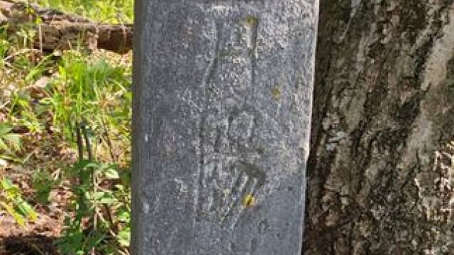 文字是历史忠实的见证者，这碑文有看懂的高人吗？#探秘#历史古迹 #户外 #听泉