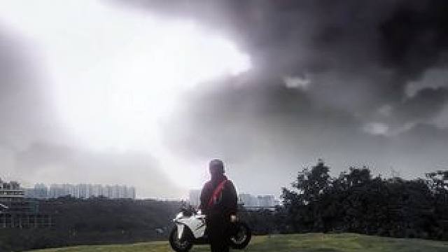 艾特你最喜欢的博主耍帅
#机车 #视频变焦运镜挑战 #感觉至上