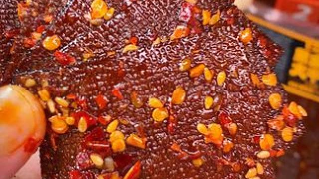 不得不说，这个大千张真的太好吃了，大块大块裹满了芝麻和辣椒#无辣不欢 #辣条 #好吃到停不下来