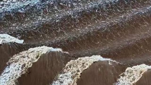 钱塘江顶流回归，鱼鳞潮、波纹潮、一线潮，三潮合一难得一见！#鱼鳞潮 #波纹潮 #一线潮 #钱塘江大潮